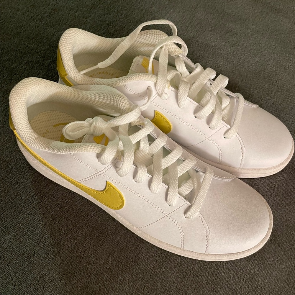 Women’s Nike sneakers size 8